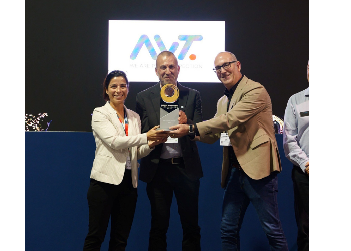 3 men and woman holding the trophy for the Labels & Labeling Innovation Award